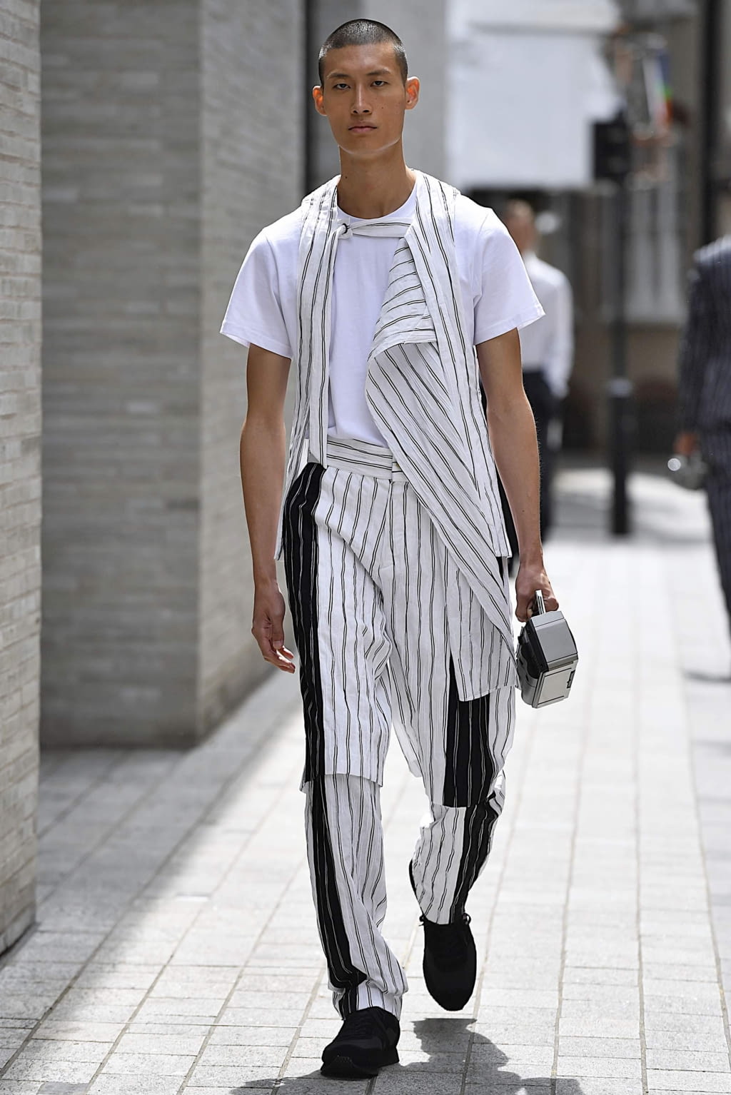 Fashion Week London Spring/Summer 2020 look 2 from the Chalayan collection 男装