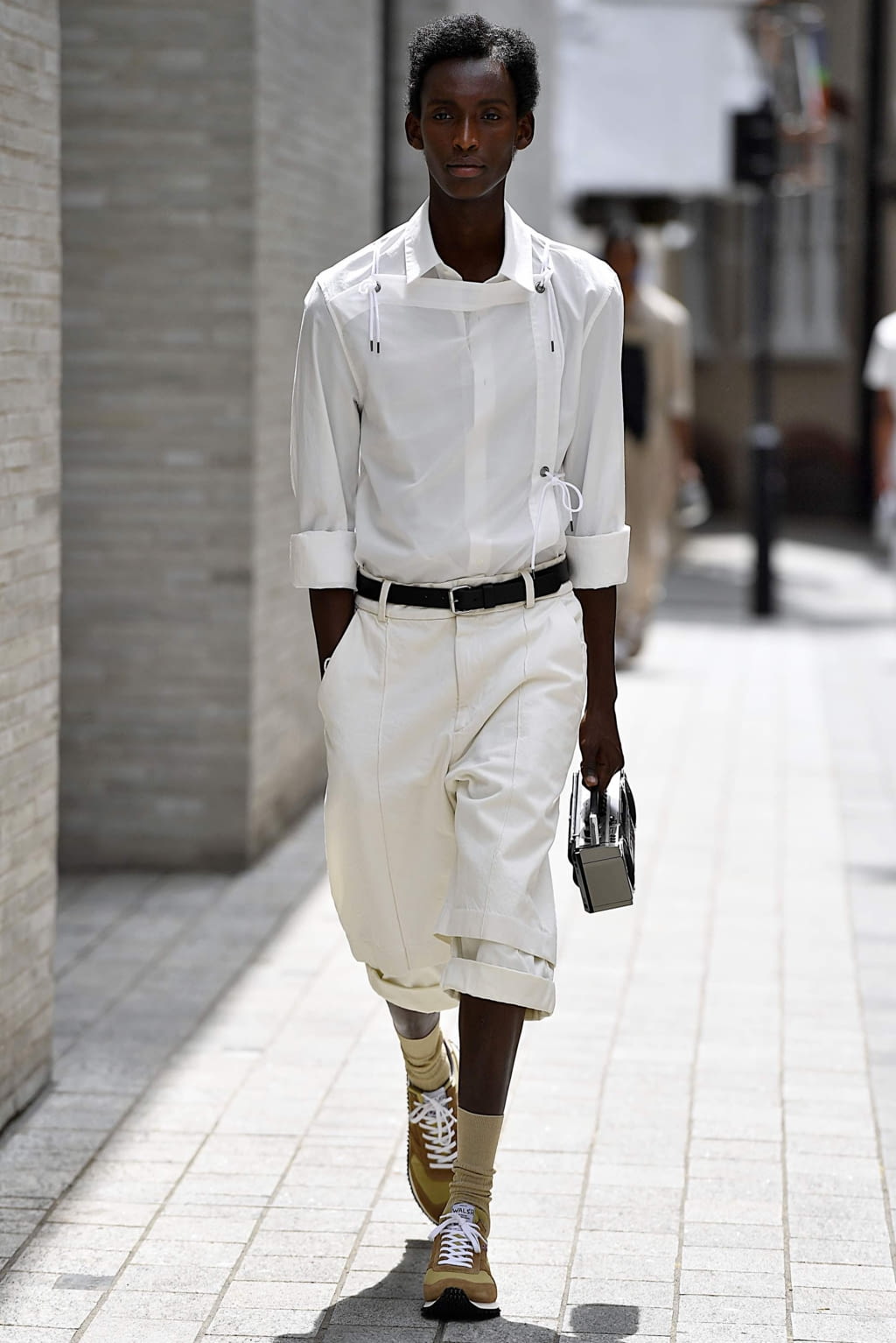 Fashion Week London Spring/Summer 2020 look 5 from the Chalayan collection 男装