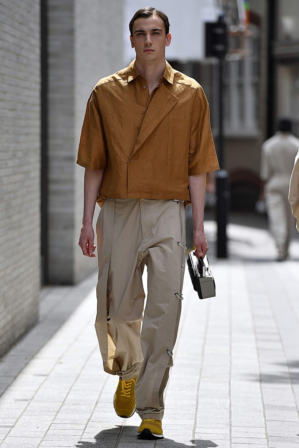 Fashion Week London Spring/Summer 2020 look 8 from the Chalayan collection 男装