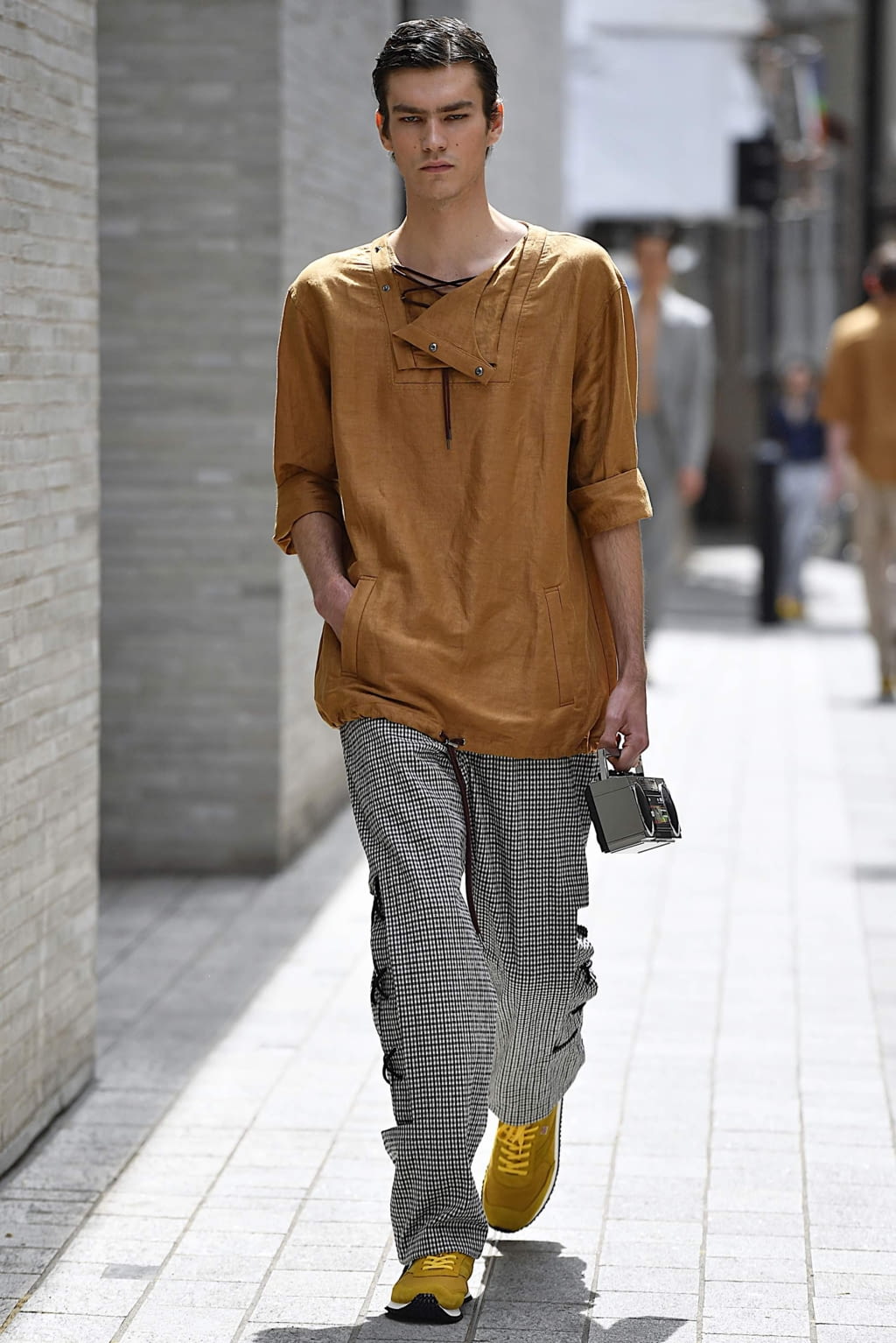 Fashion Week London Spring/Summer 2020 look 9 from the Chalayan collection 男装
