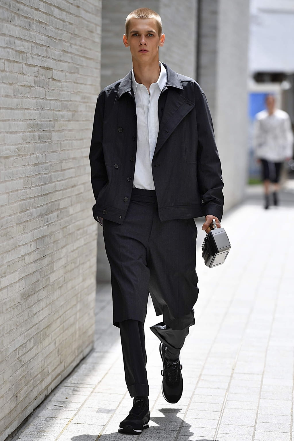 Fashion Week London Spring/Summer 2020 look 19 from the Chalayan collection 男装