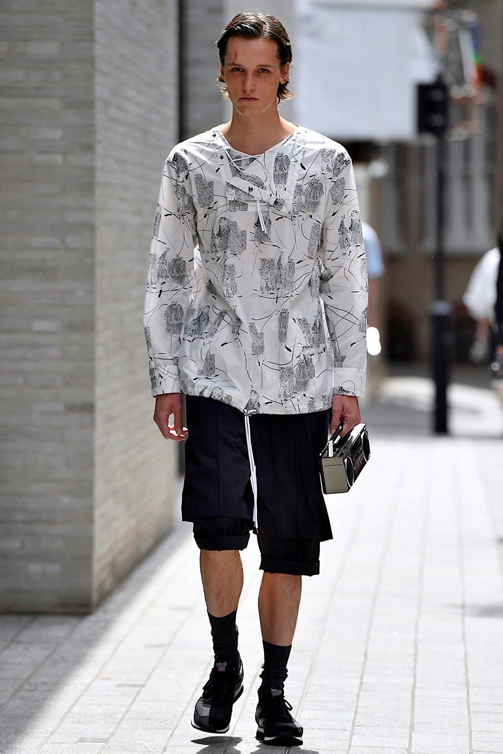 Fashion Week London Spring/Summer 2020 look 20 from the Chalayan collection 男装