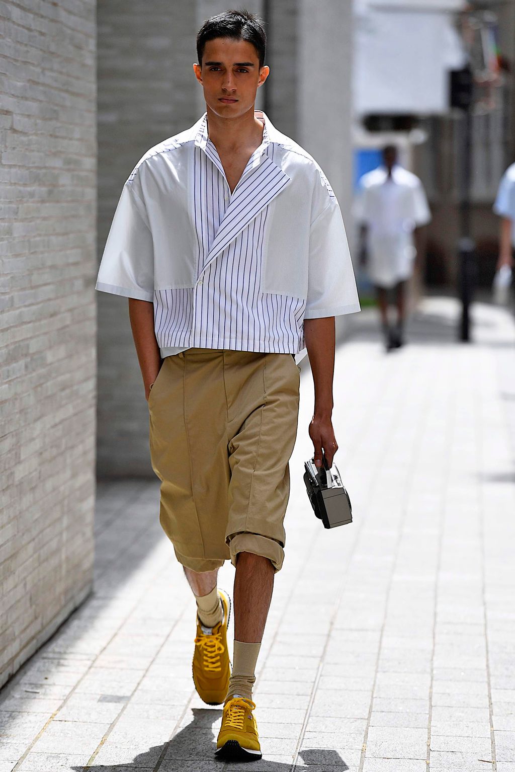 Fashion Week London Spring/Summer 2020 look 22 from the Chalayan collection 男装