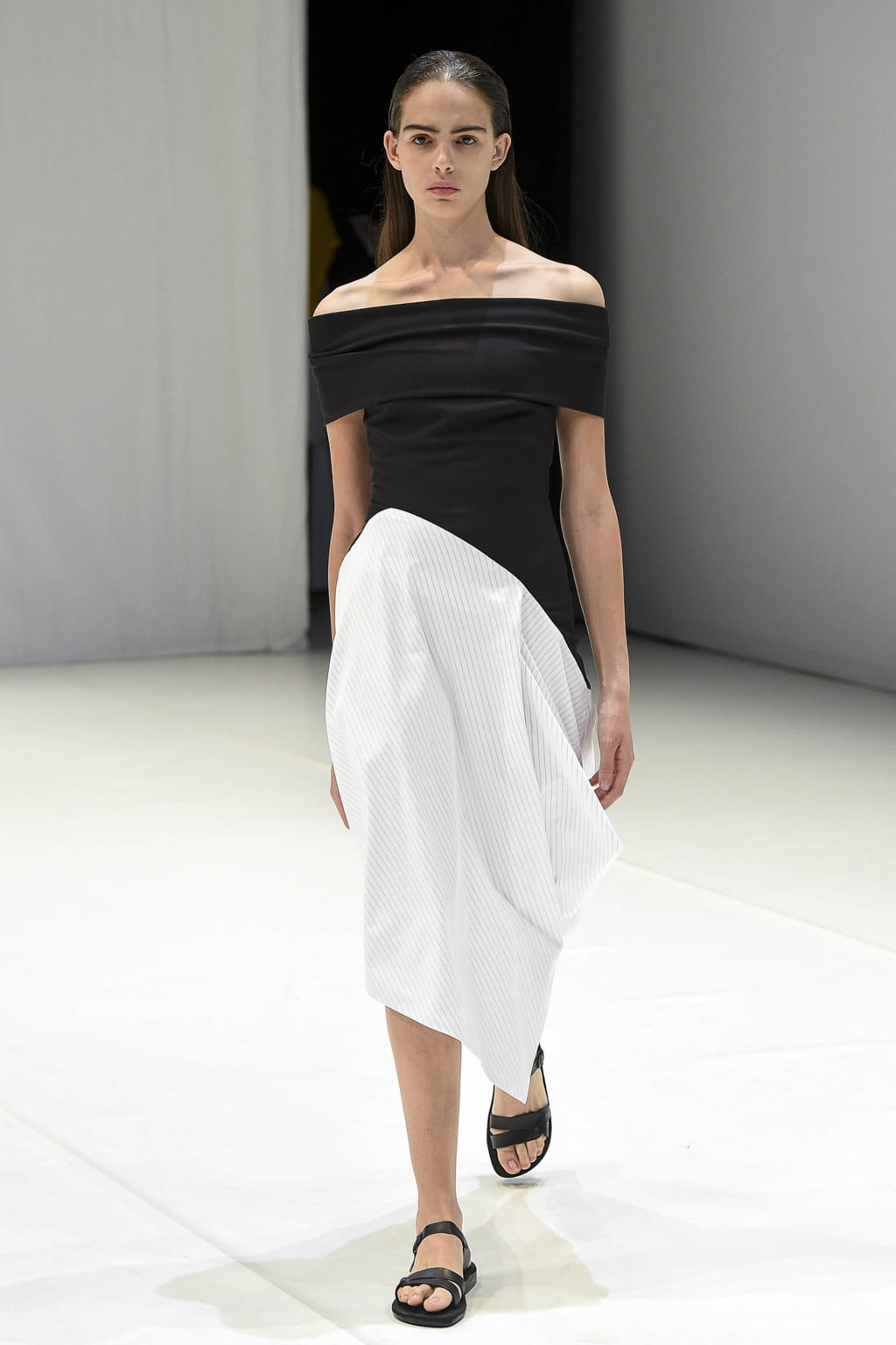 Fashion Week London Spring/Summer 2018 look 26 from the Chalayan collection womenswear