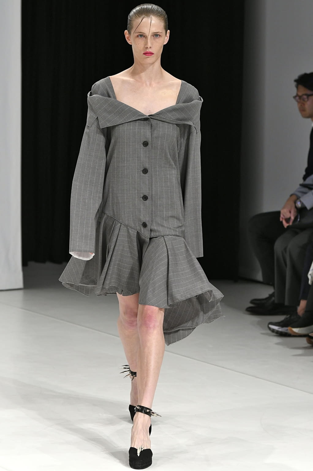 Fashion Week London Spring/Summer 2019 look 1 from the Chalayan collection 女装