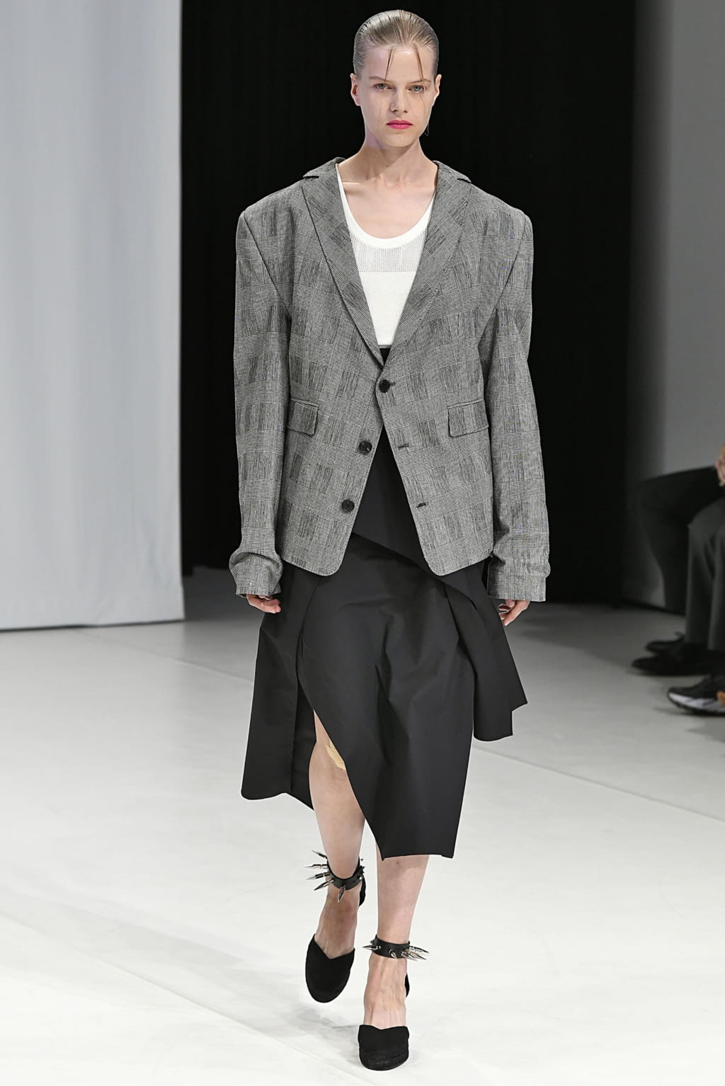 Fashion Week London Spring/Summer 2019 look 4 from the Chalayan collection 女装