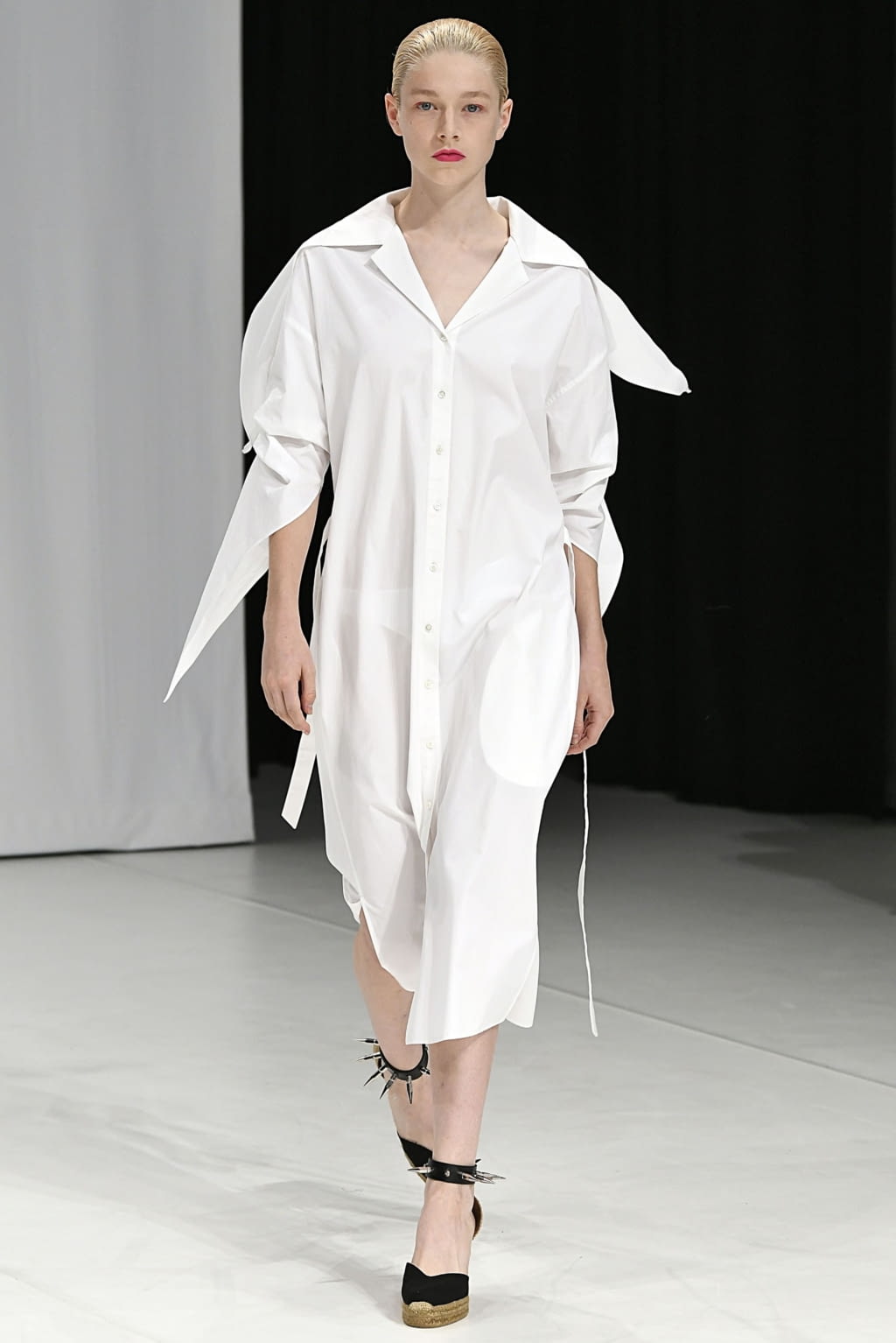 Fashion Week London Spring/Summer 2019 look 14 from the Chalayan collection 女装
