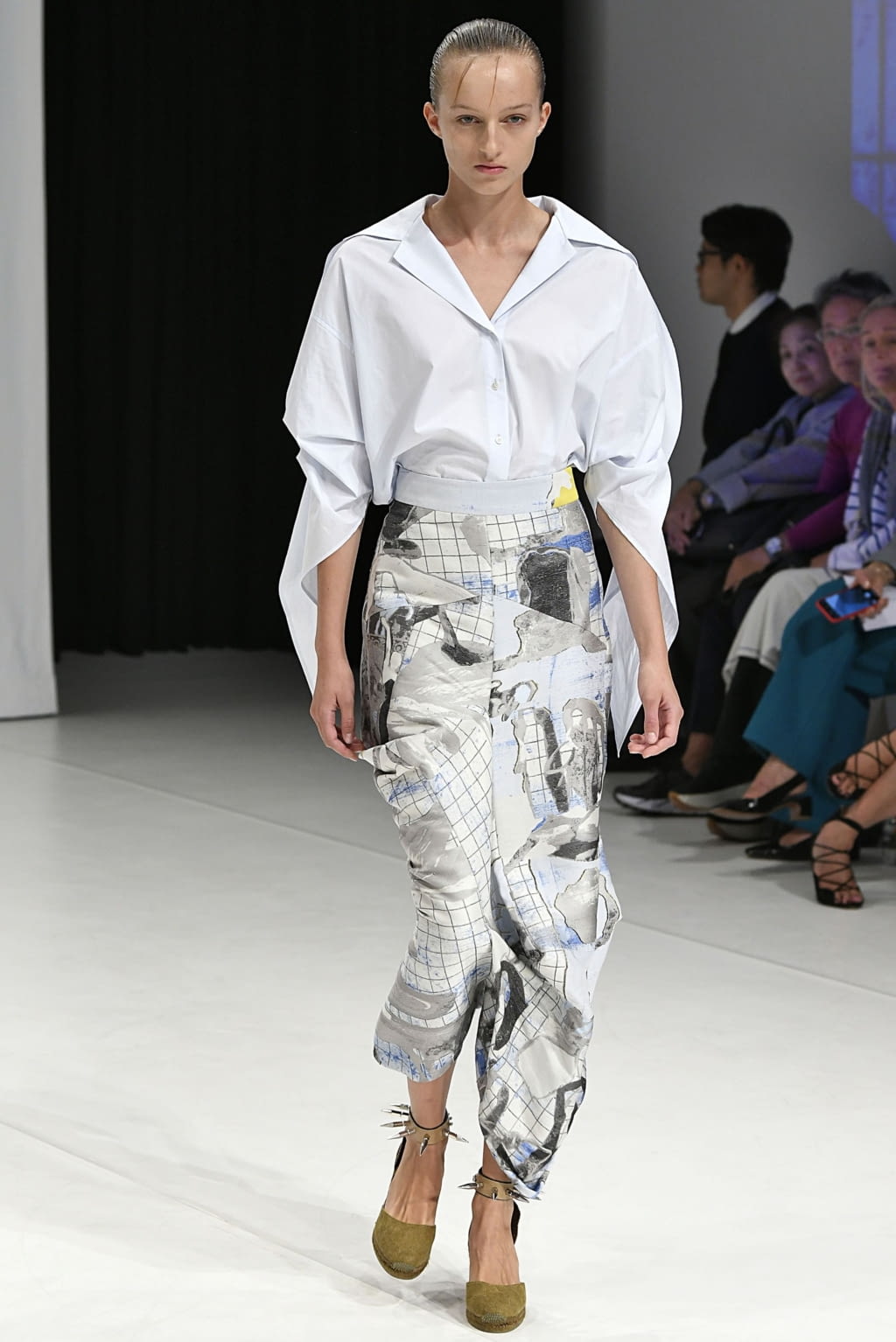 Fashion Week London Spring/Summer 2019 look 15 from the Chalayan collection 女装