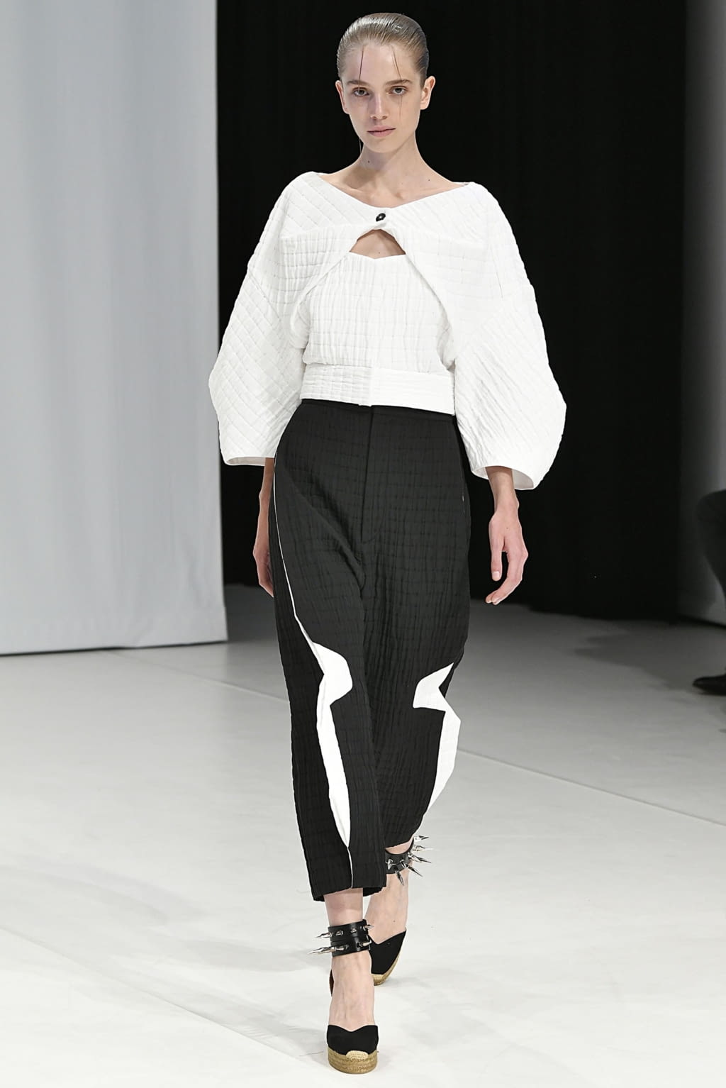 Fashion Week London Spring/Summer 2019 look 24 from the Chalayan collection womenswear