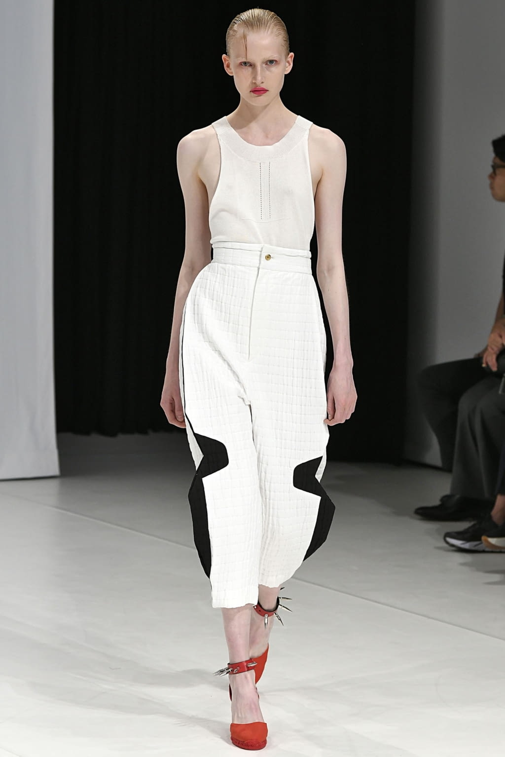 Fashion Week London Spring/Summer 2019 look 25 from the Chalayan collection 女装