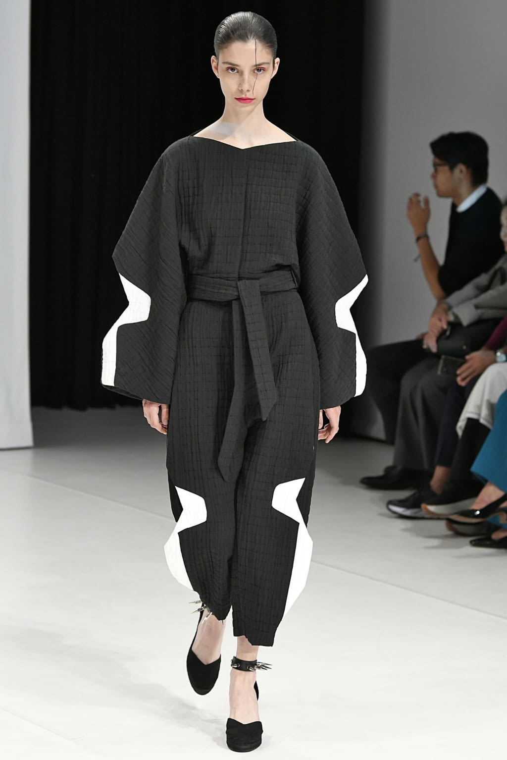 Fashion Week London Spring/Summer 2019 look 26 from the Chalayan collection womenswear