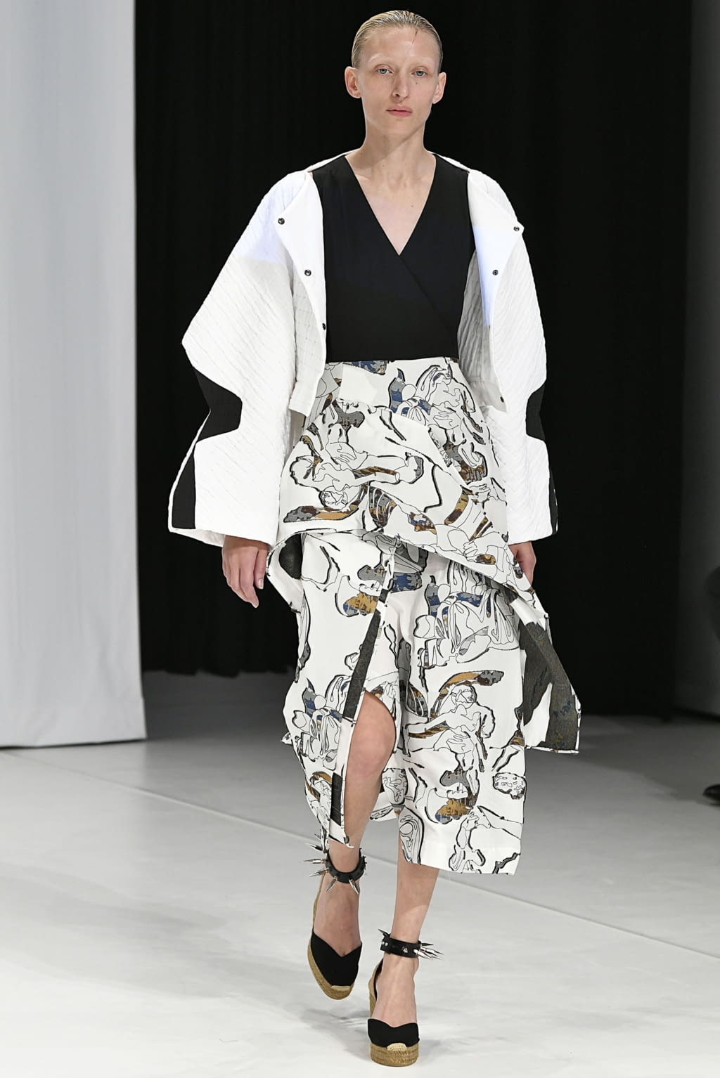 Fashion Week London Spring/Summer 2019 look 27 from the Chalayan collection 女装