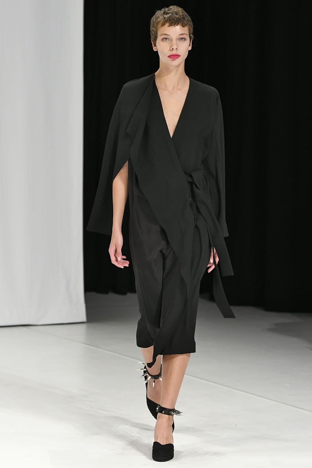 Fashion Week London Spring/Summer 2019 look 29 from the Chalayan collection 女装