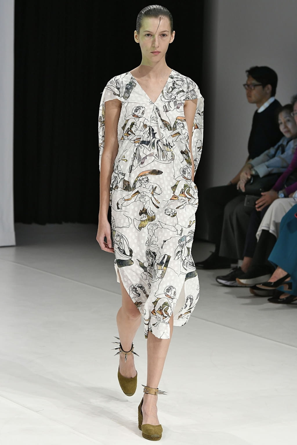 Fashion Week London Spring/Summer 2019 look 32 from the Chalayan collection 女装