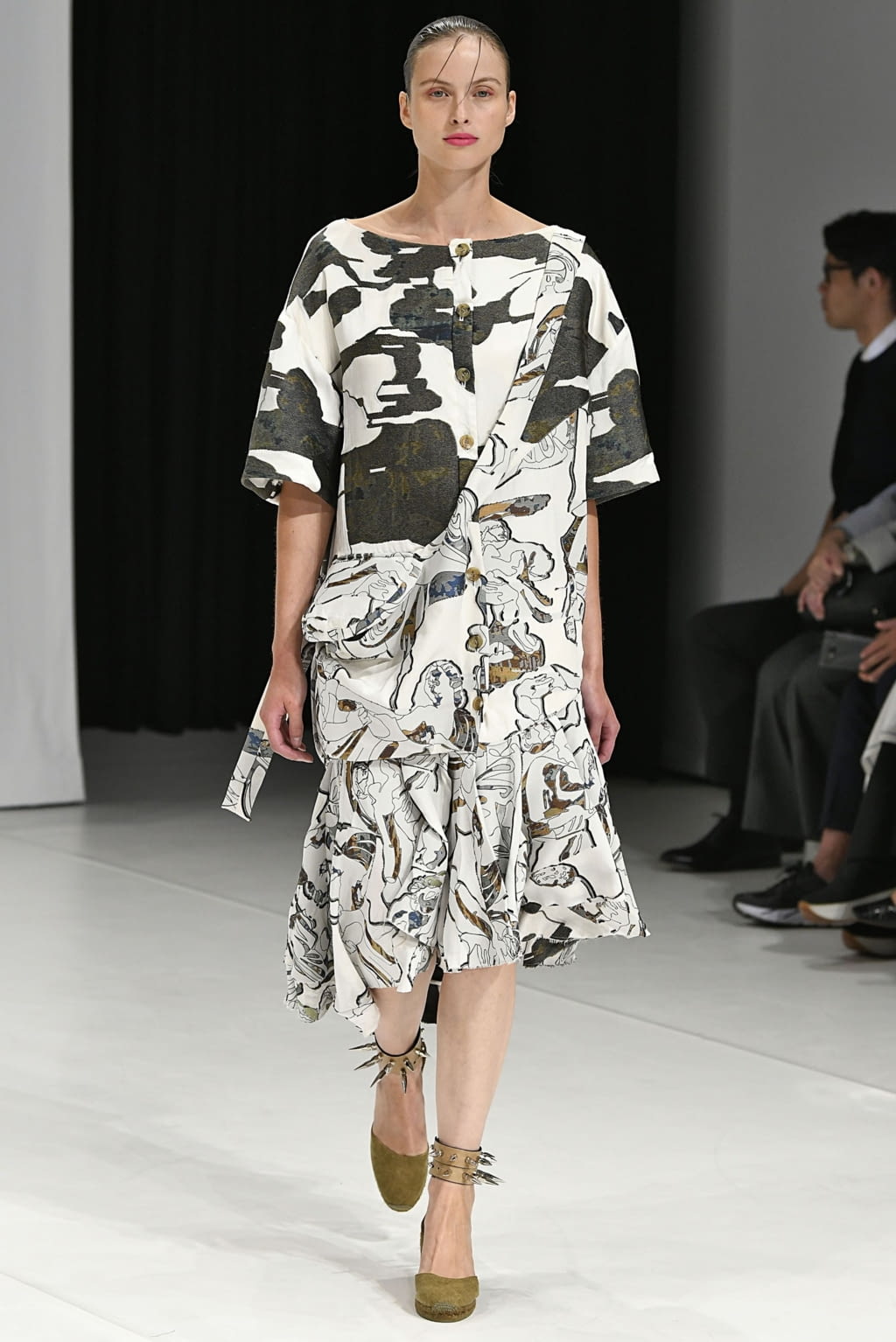 Fashion Week London Spring/Summer 2019 look 35 from the Chalayan collection 女装