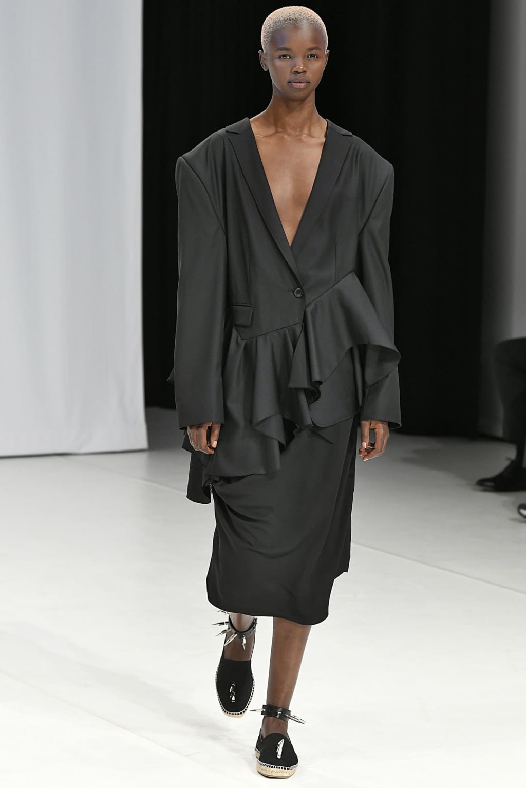 Fashion Week London Spring/Summer 2019 look 36 from the Chalayan collection 女装