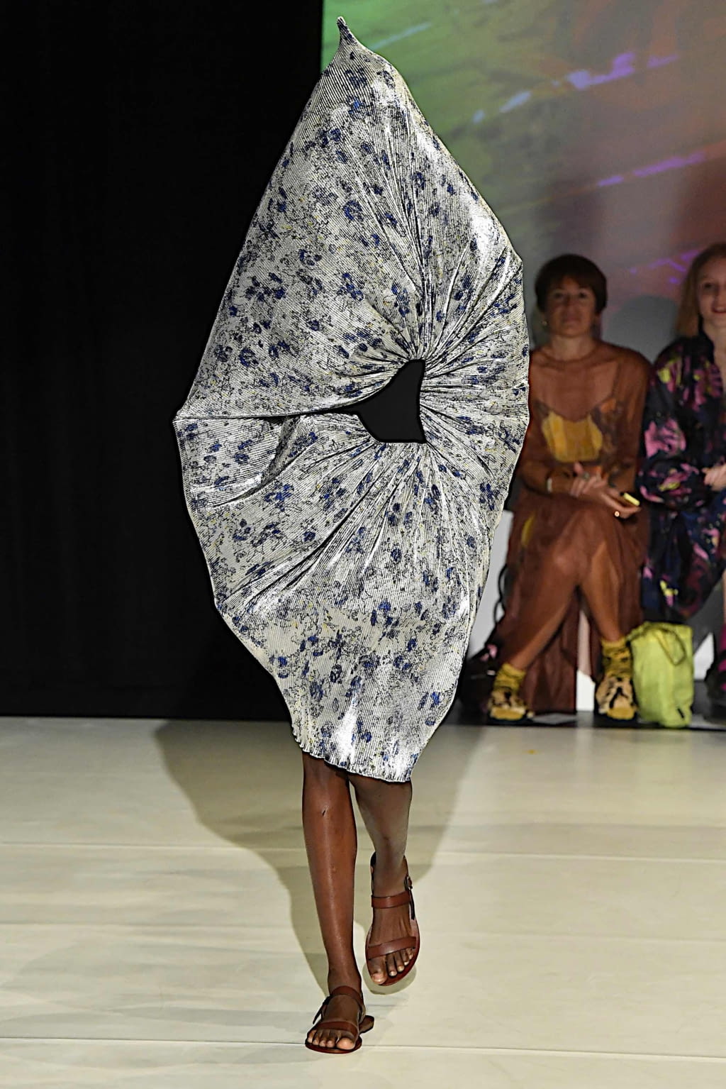 Fashion Week London Spring/Summer 2020 look 1 de la collection Chalayan womenswear