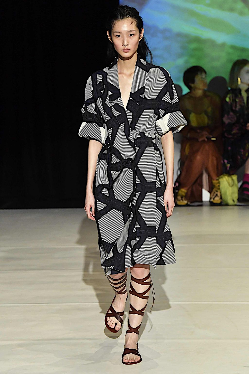 Fashion Week London Spring/Summer 2020 look 23 from the Chalayan collection 女装