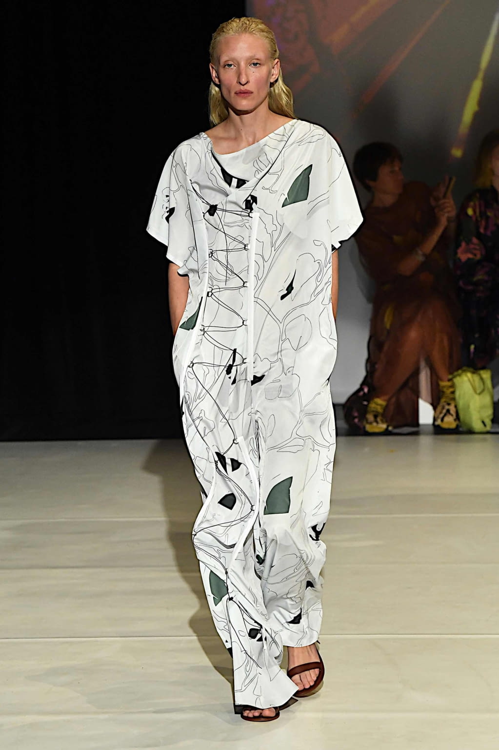 Fashion Week London Spring/Summer 2020 look 35 from the Chalayan collection 女装