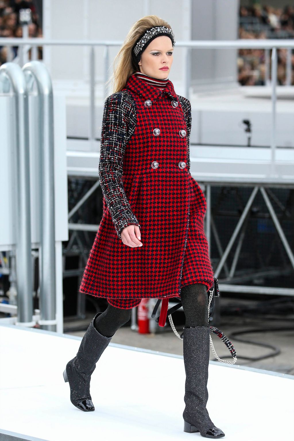 Fashion Week Paris Fall/Winter 2017 look 13 from the Chanel collection womenswear