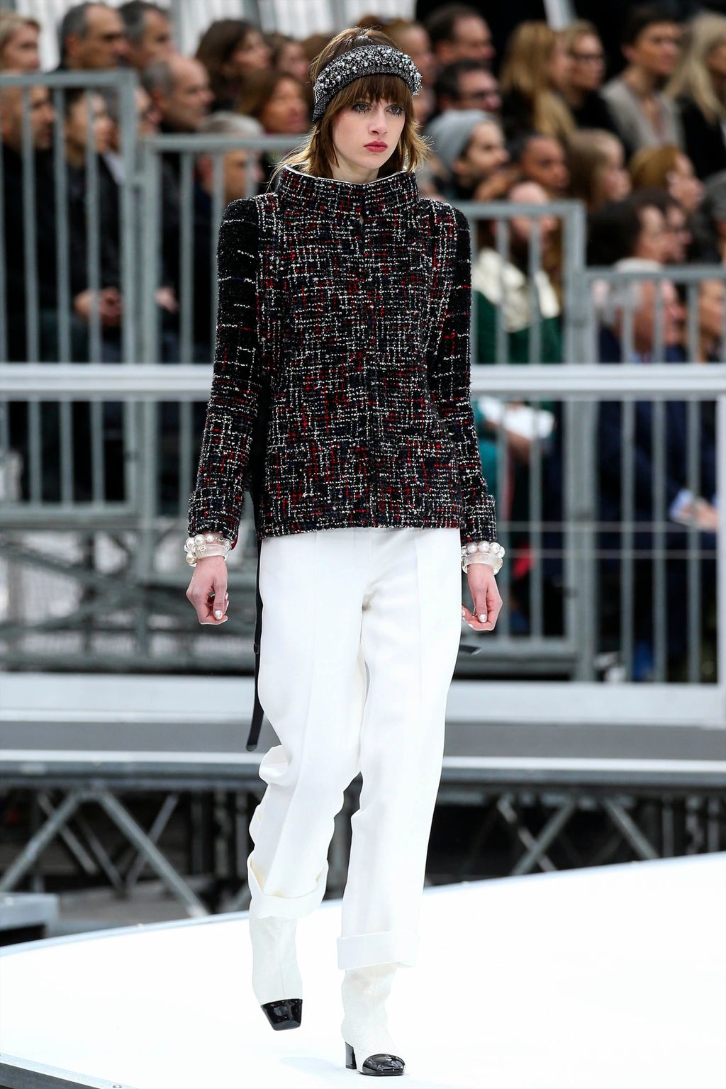 Fashion Week Paris Fall/Winter 2017 look 16 from the Chanel collection 女装