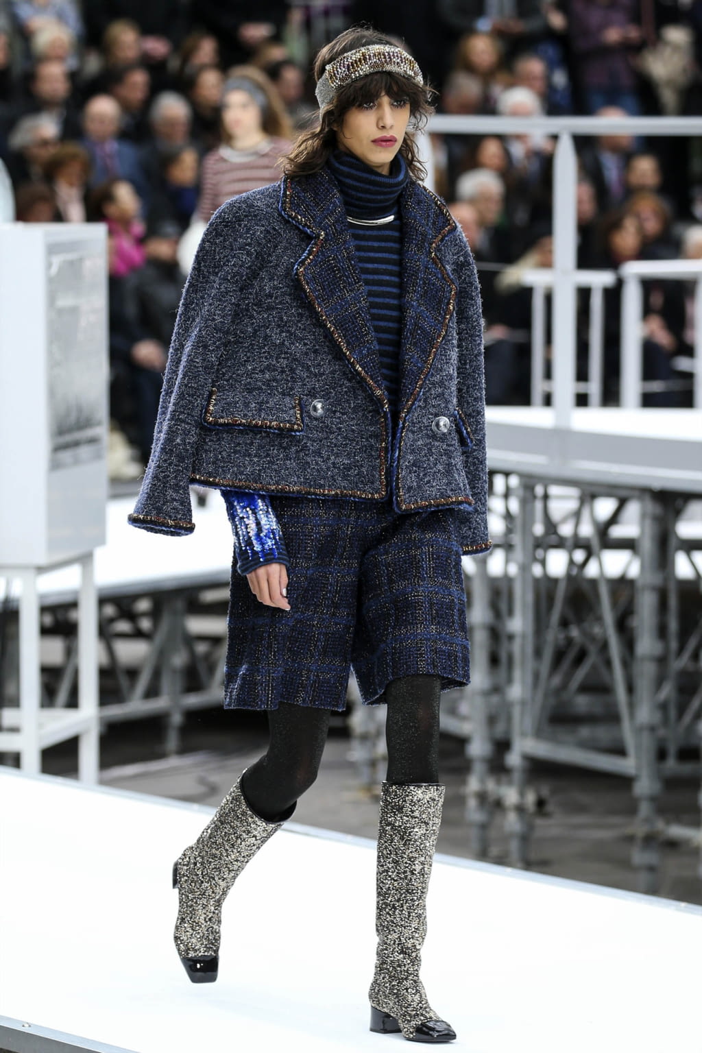 Fashion Week Paris Fall/Winter 2017 look 29 from the Chanel collection womenswear