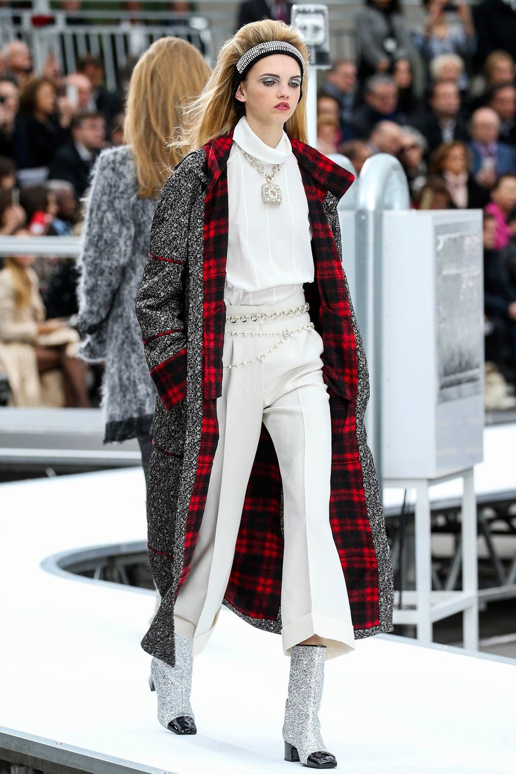 Fashion Week Paris Fall/Winter 2017 look 18 from the Chanel collection womenswear