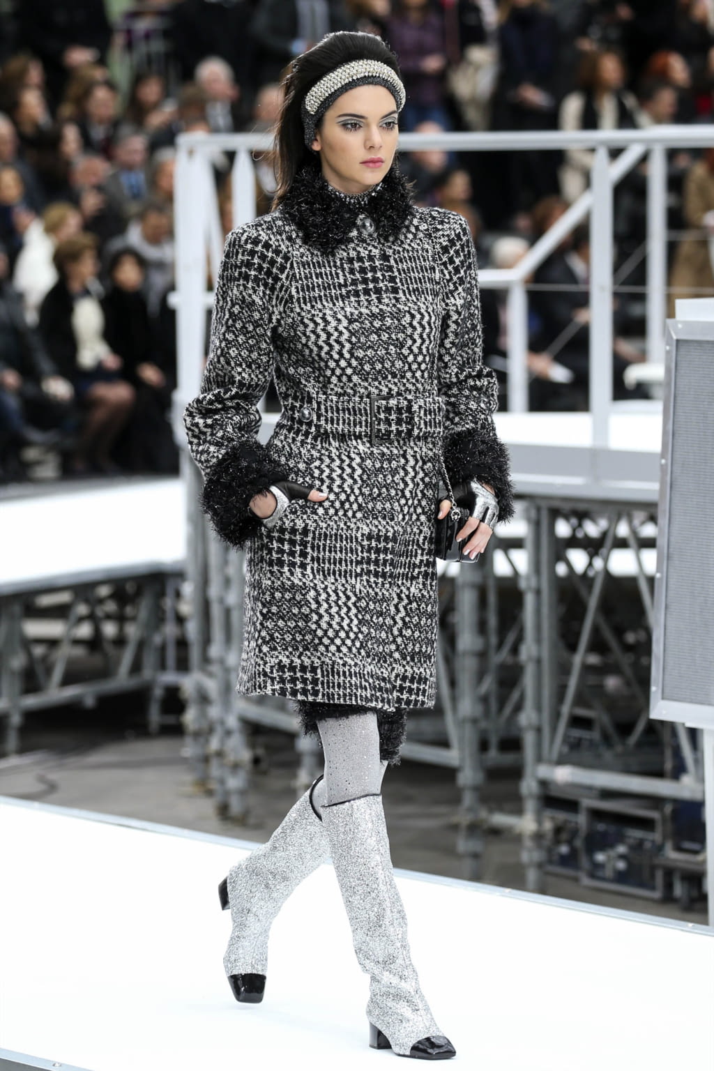 Fashion Week Paris Fall/Winter 2017 look 22 from the Chanel collection womenswear