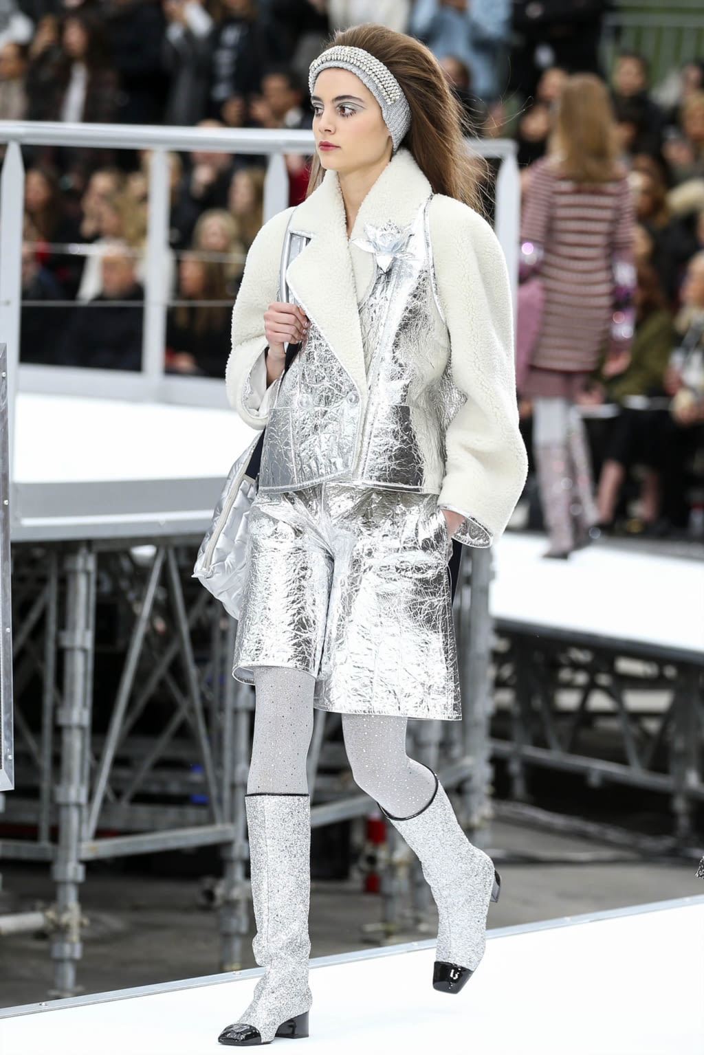 Fashion Week Paris Fall/Winter 2017 look 8 de la collection Chanel womenswear
