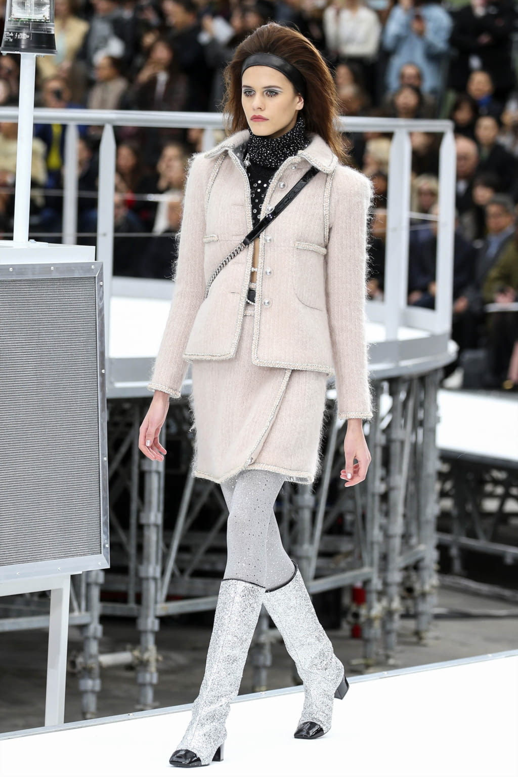 Fashion Week Paris Fall/Winter 2017 look 9 de la collection Chanel womenswear