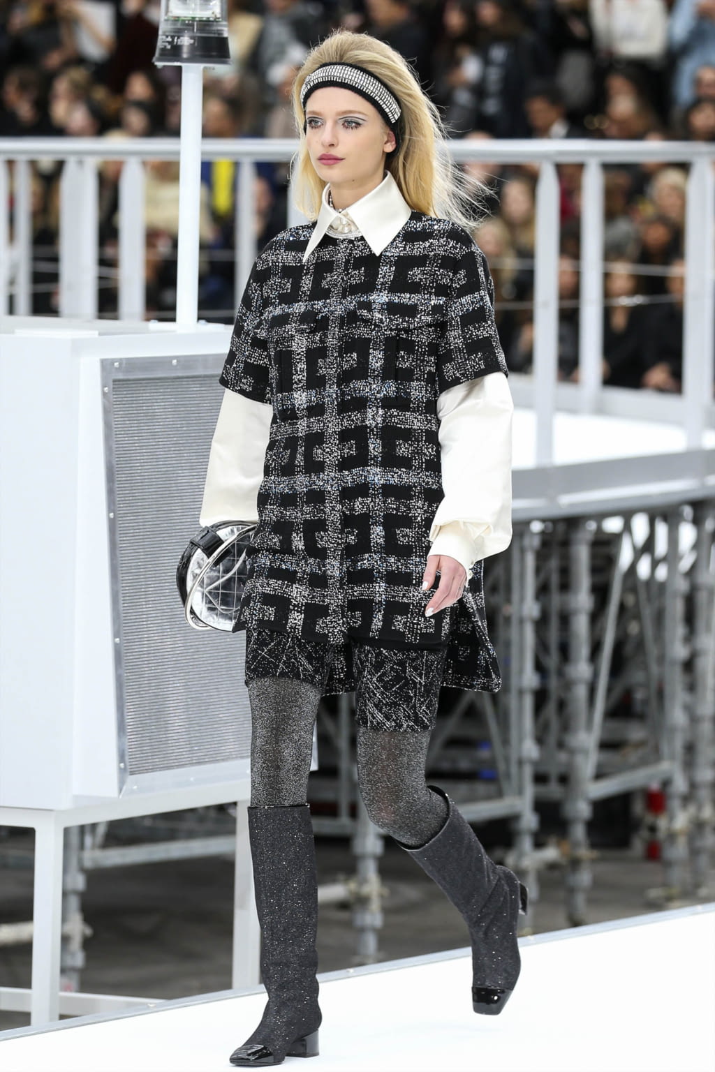 Fashion Week Paris Fall/Winter 2017 look 21 from the Chanel collection 女装
