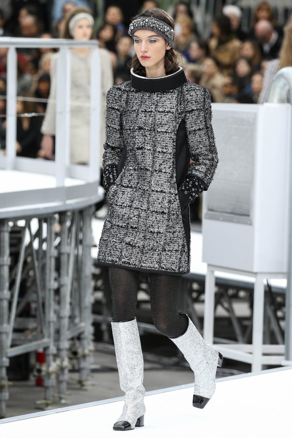 Fashion Week Paris Fall/Winter 2017 look 19 from the Chanel collection womenswear