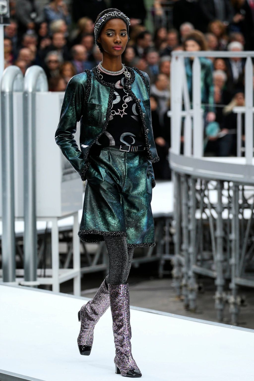 Fashion Week Paris Fall/Winter 2017 look 61 from the Chanel collection 女装