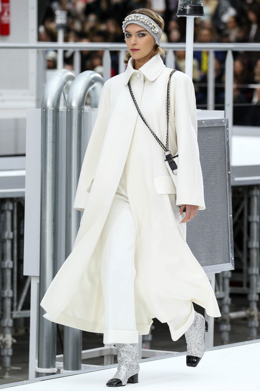 Fashion Week Paris Fall/Winter 2017 look 38 from the Chanel collection womenswear