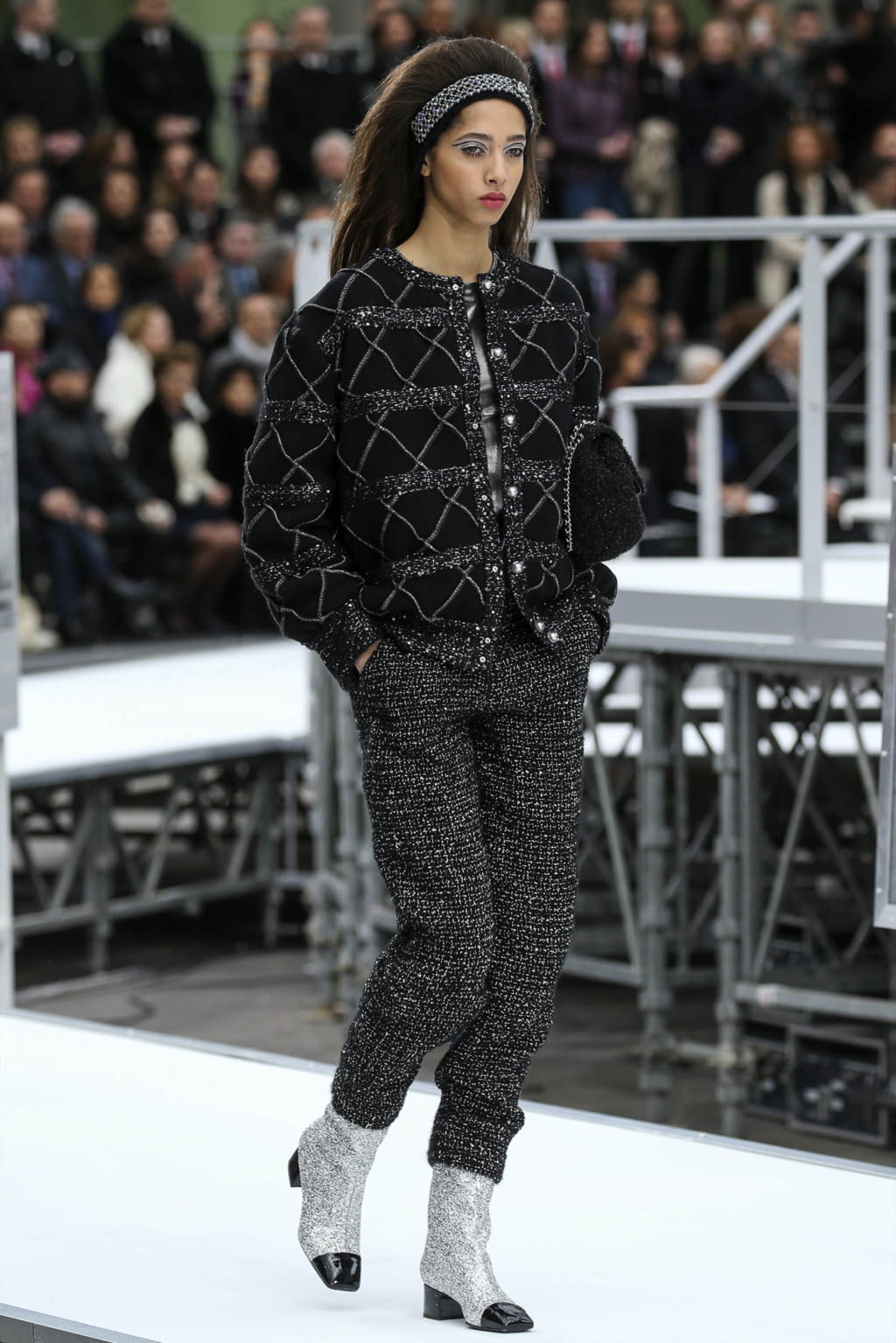 Fashion Week Paris Fall/Winter 2017 look 72 from the Chanel collection womenswear