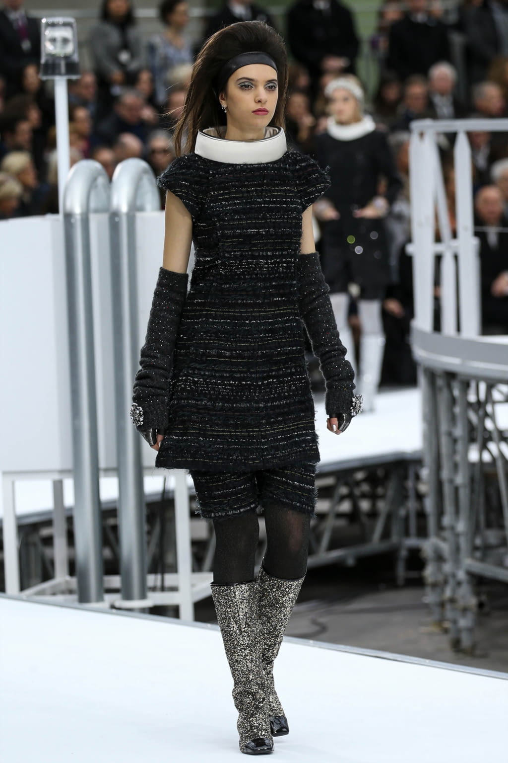 Fashion Week Paris Fall/Winter 2017 look 75 from the Chanel collection womenswear