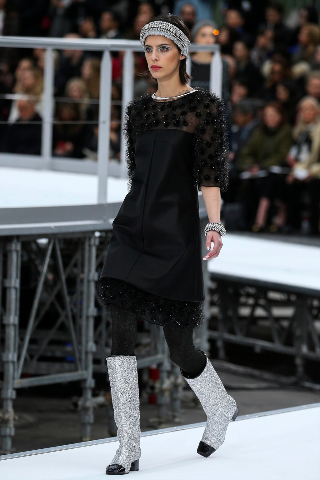 Fashion Week Paris Fall/Winter 2017 look 81 from the Chanel collection womenswear