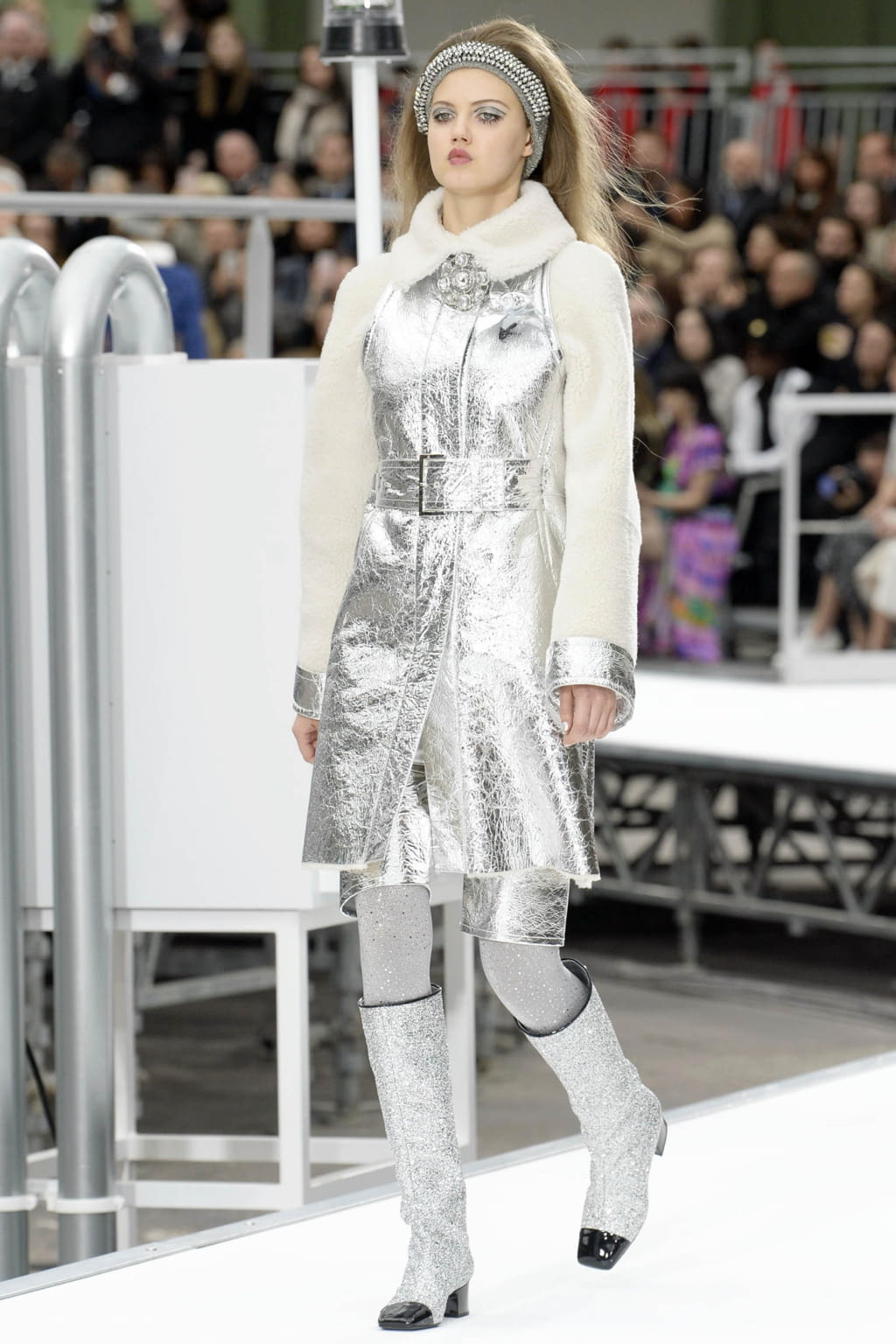 Fashion Week Paris Fall/Winter 2017 look 7 de la collection Chanel womenswear