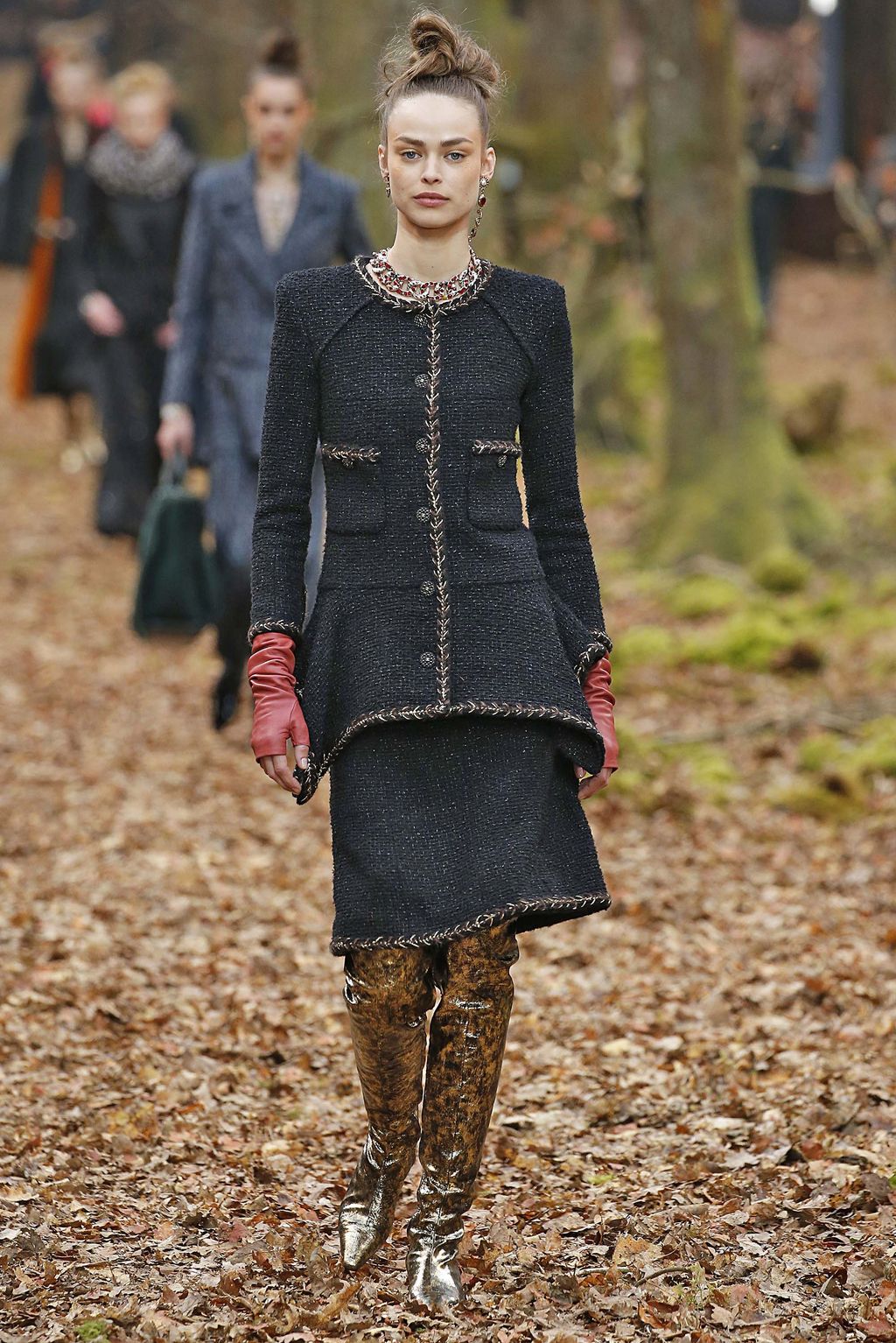 Fashion Week Paris Fall/Winter 2018 look 13 from the Chanel collection womenswear