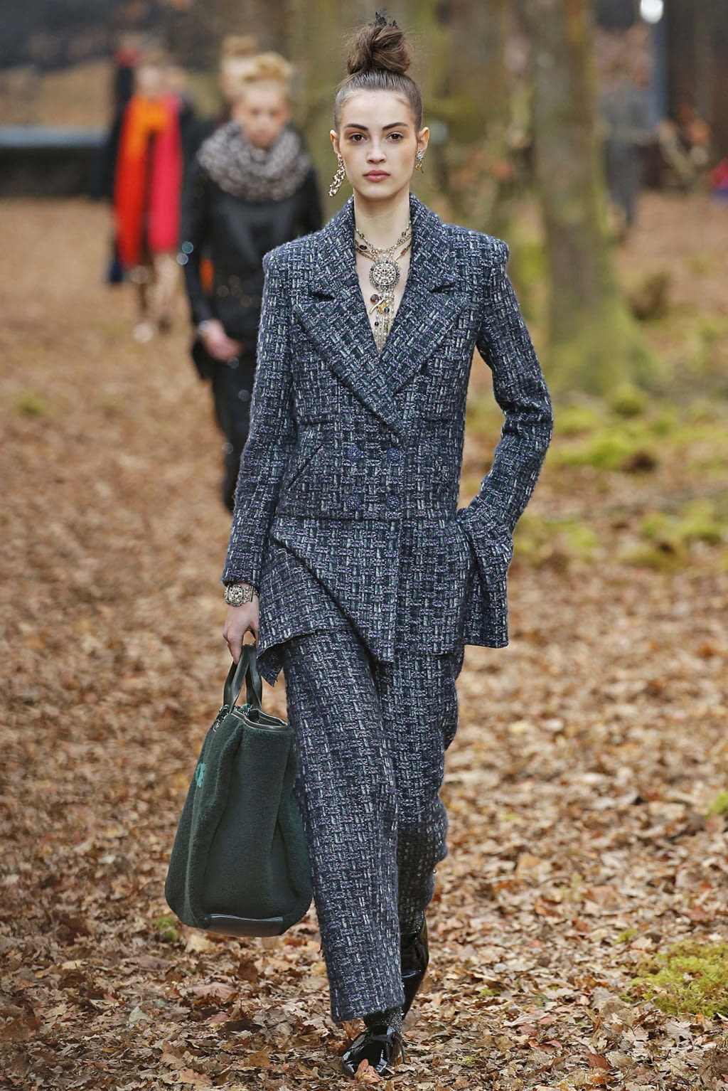 Fashion Week Paris Fall/Winter 2018 look 14 from the Chanel collection 女装