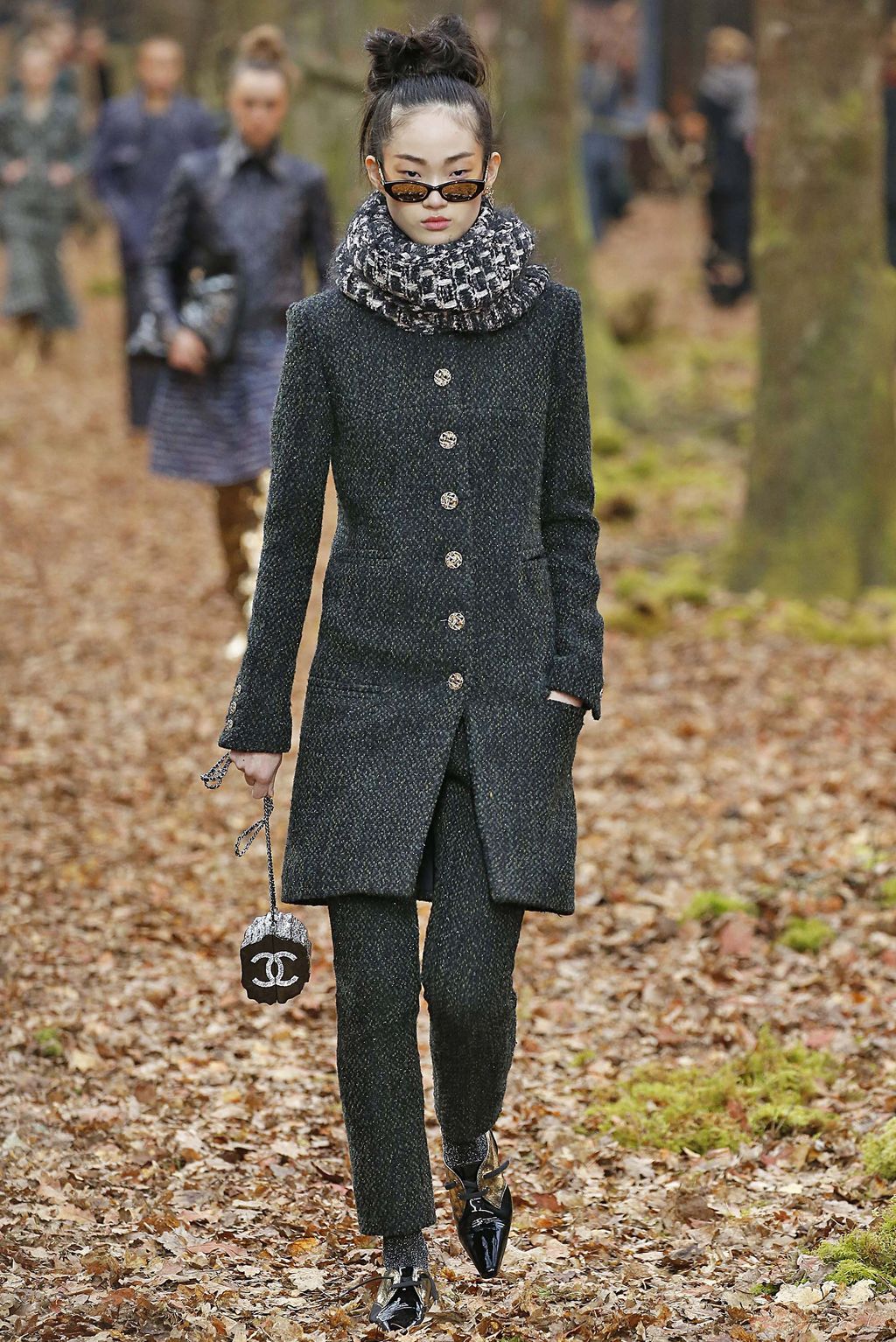 Fashion Week Paris Fall/Winter 2018 look 21 from the Chanel collection womenswear