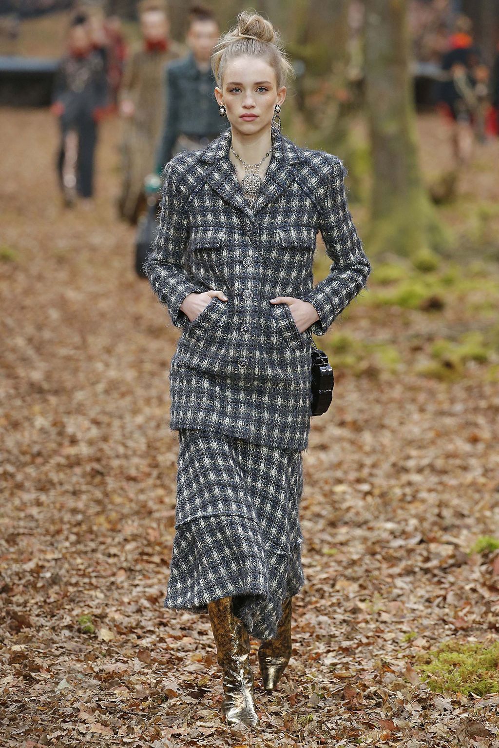 Fashion Week Paris Fall/Winter 2018 look 24 from the Chanel collection womenswear