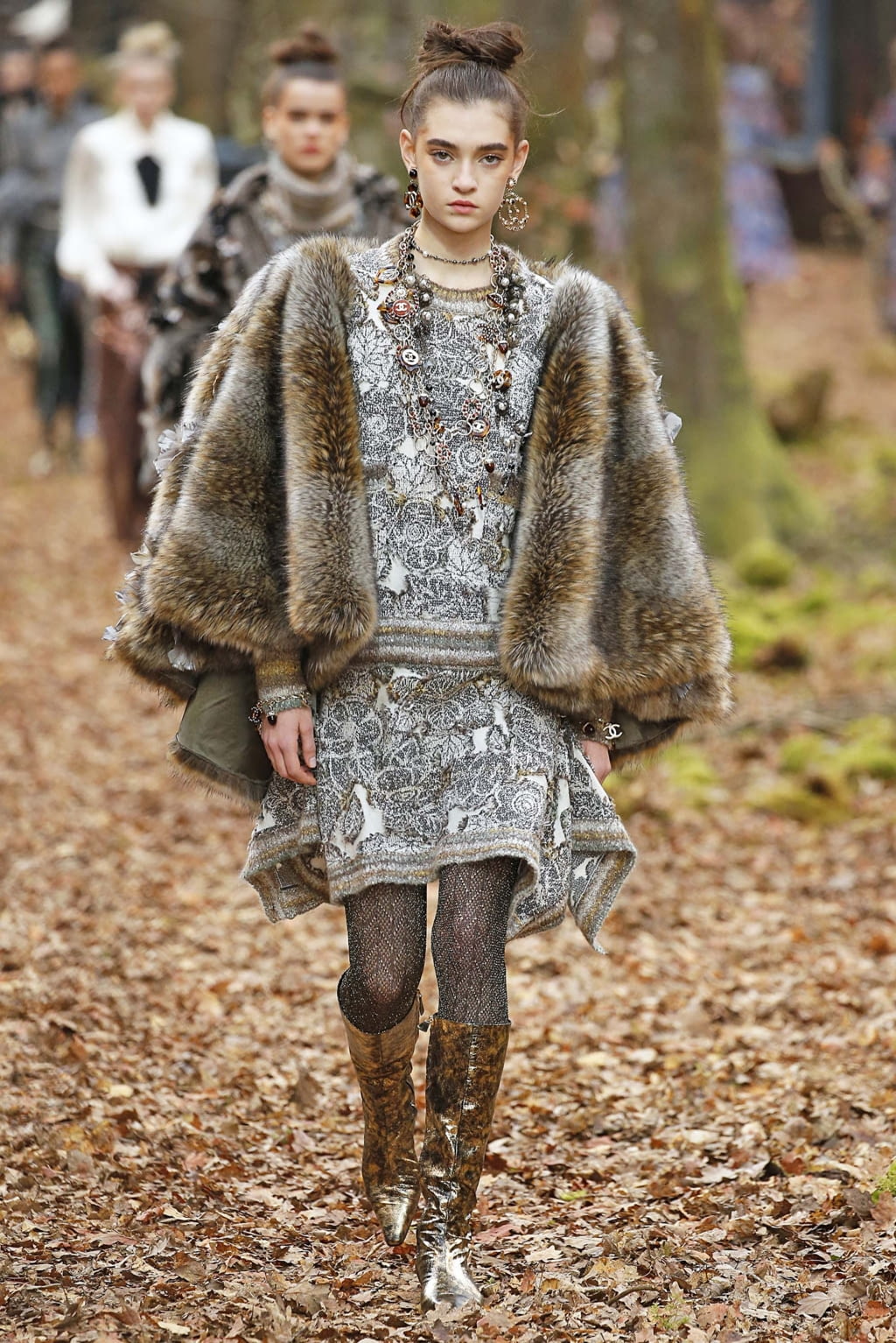 Fashion Week Paris Fall/Winter 2018 look 56 from the Chanel collection womenswear