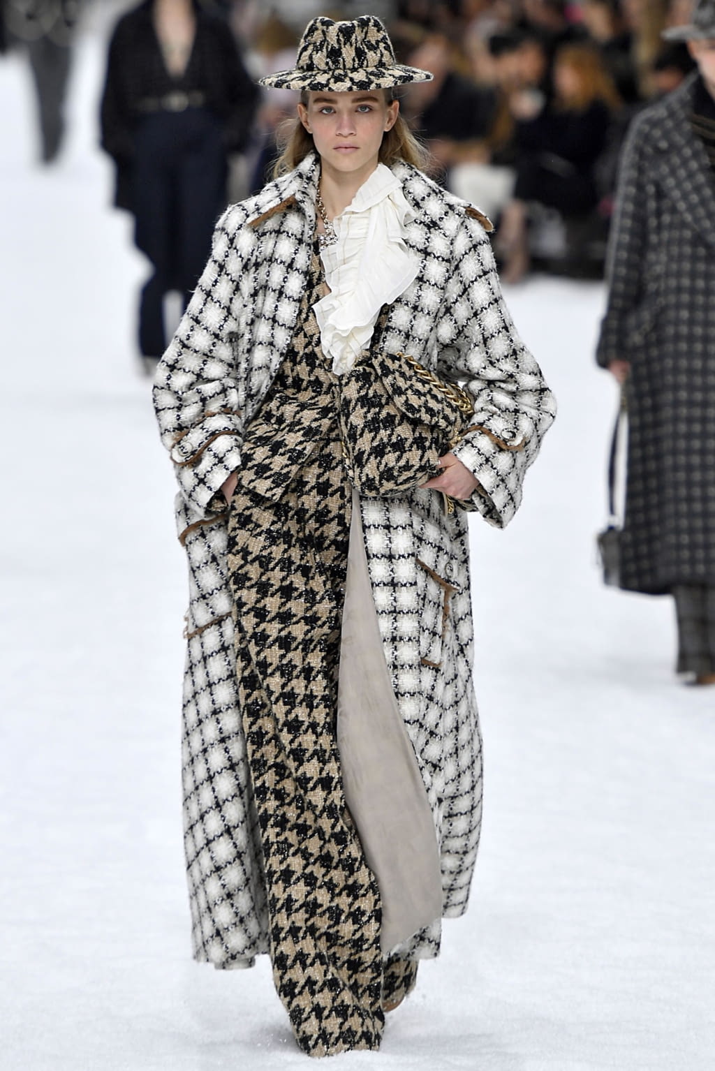 Fashion Week Paris Fall/Winter 2019 look 2 from the Chanel collection 女装