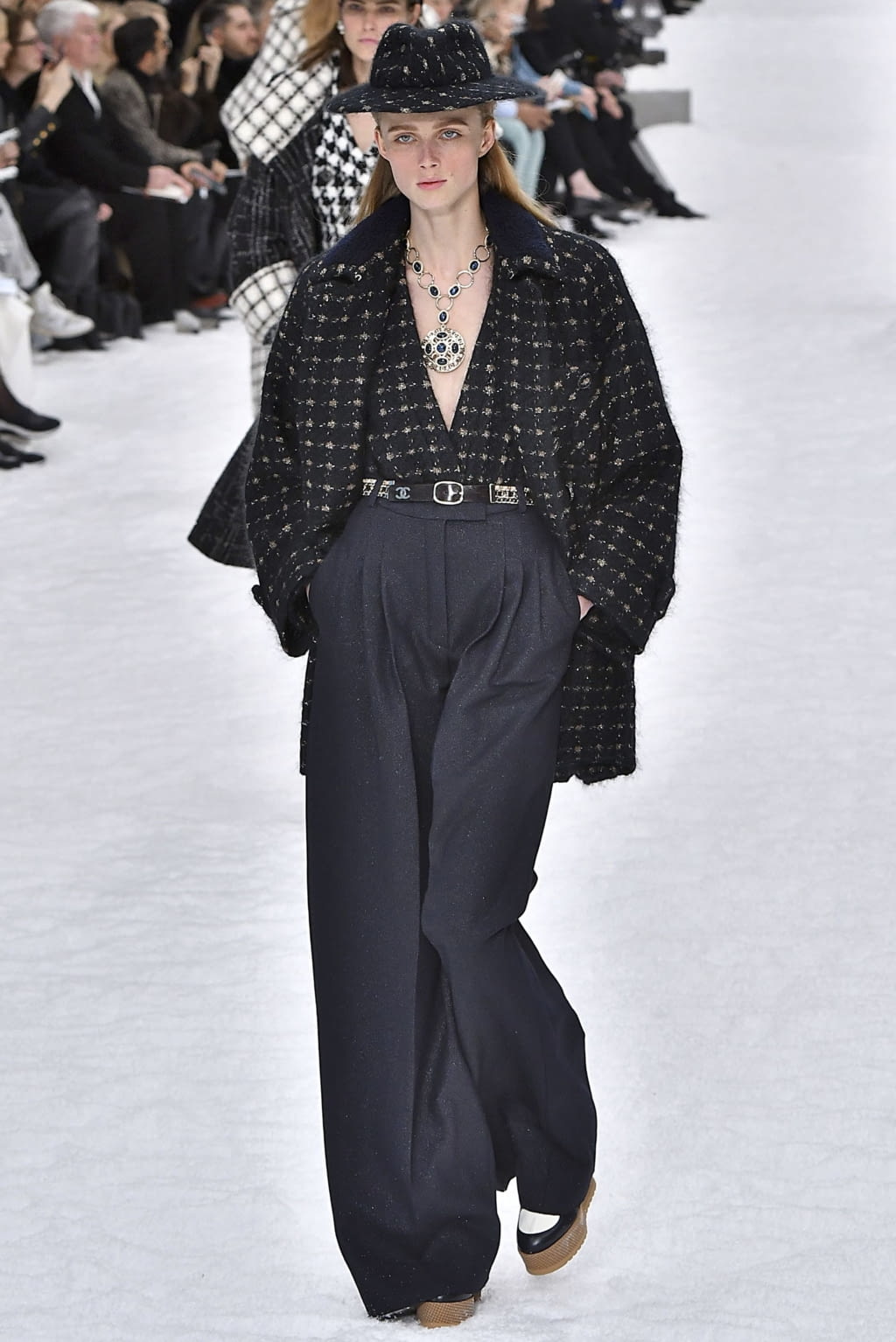 Fashion Week Paris Fall/Winter 2019 look 6 de la collection Chanel womenswear