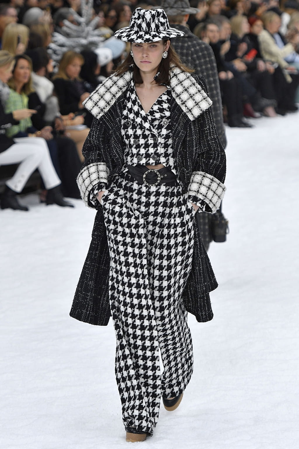 Fashion Week Paris Fall/Winter 2019 look 7 de la collection Chanel womenswear