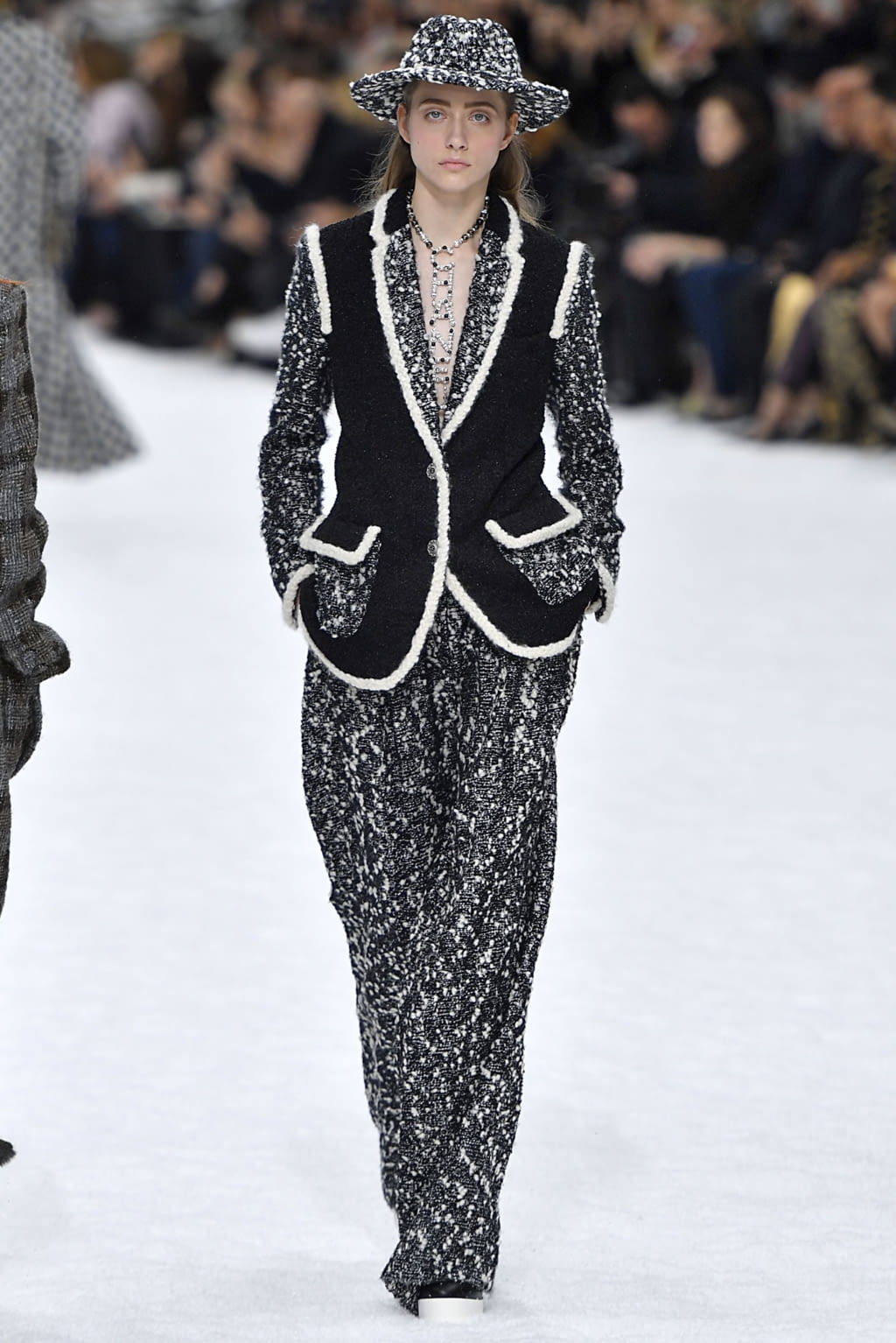 Fashion Week Paris Fall/Winter 2019 look 9 from the Chanel collection womenswear