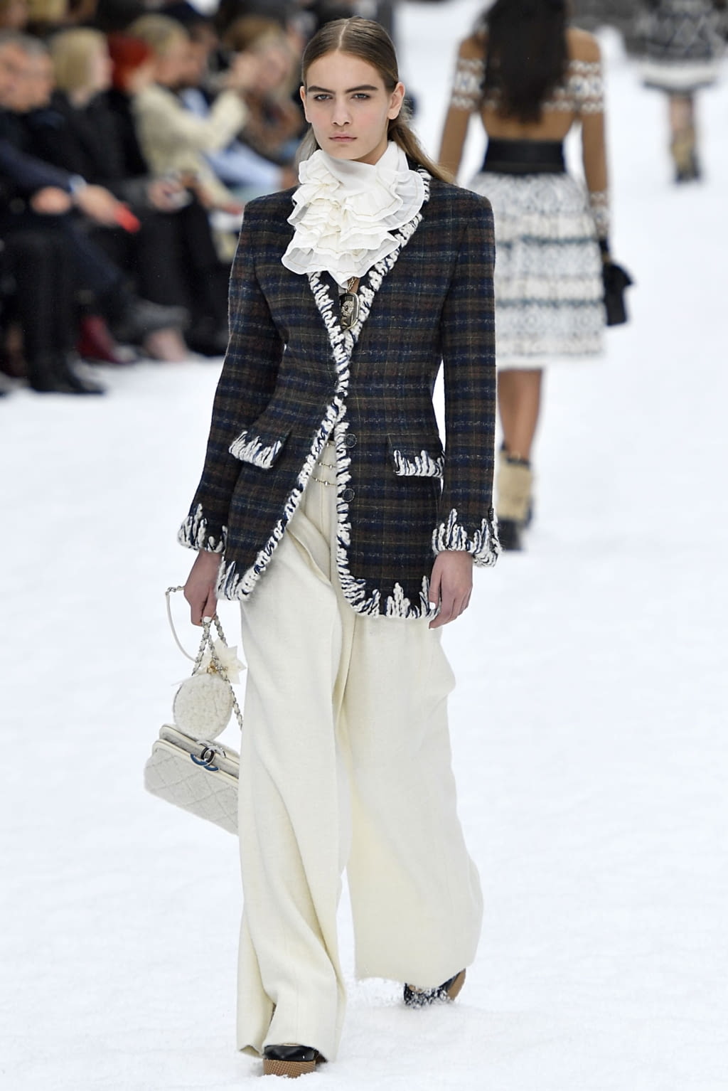 Fashion Week Paris Fall/Winter 2019 look 28 de la collection Chanel womenswear