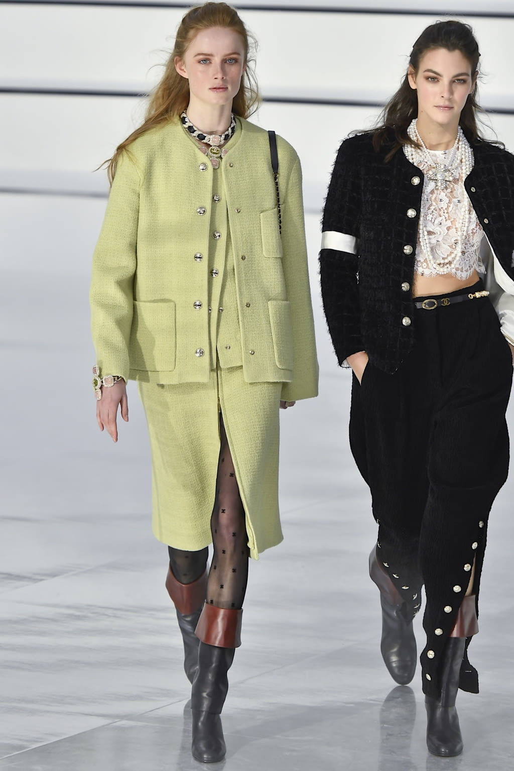 Fashion Week Paris Fall/Winter 2020 look 1 from the Chanel collection 女装
