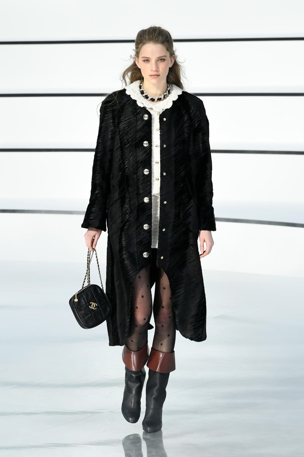 Fashion Week Paris Fall/Winter 2020 look 4 from the Chanel collection 女装